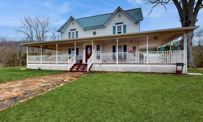 Weaverville Casa | Comfortable 5 Bedroom retreat close to local attractions