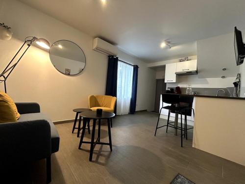 Le Luc Apartamento | Comfortable A C, nice decor