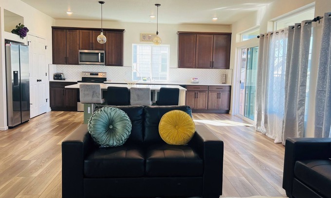 Aurora Casa | Comfortable and Affordable: Private Rooms in a Shared House or family home rent.