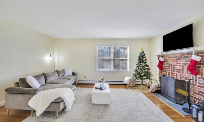 Groton Casa | Comfortable and bright home - near downtown Mystic.