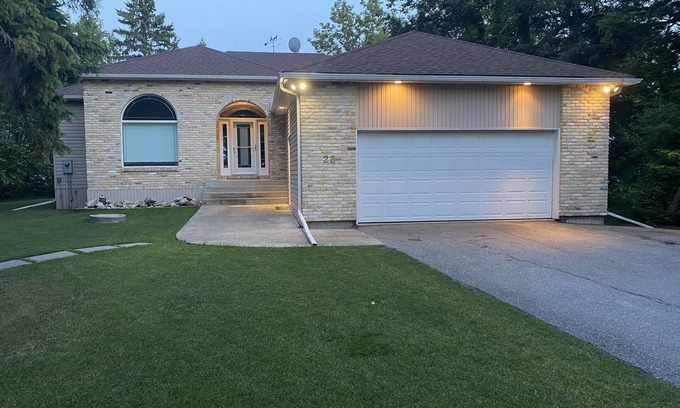 Lac du Bonnet Casa | Comfortable and Convenient 5 Bedroom Lake House