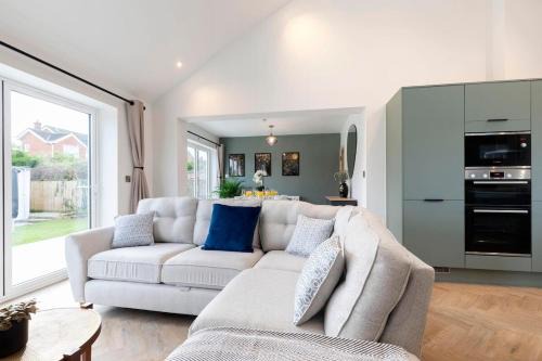 Cheltenham Casa | Comfortable and Contemporary 5-Bed 3 Bathroom Home