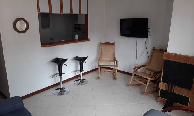 Financial District Apartamento | Comfortable and city-centered location 1-Bedroom rental unit w/ indoor fireplace