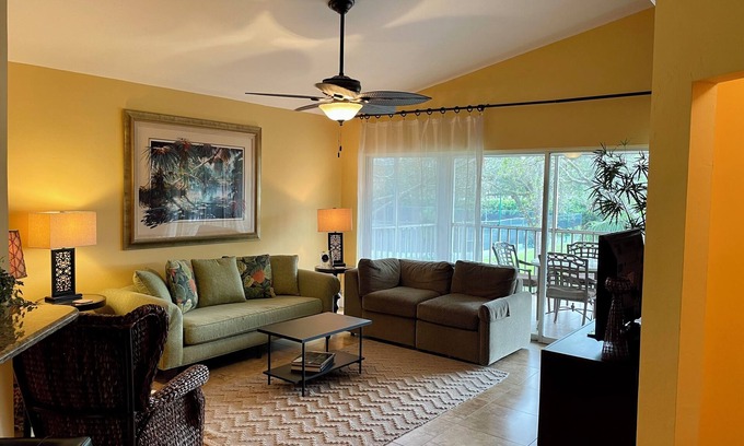 Village Walk Condominio | Comfortable and Convenient condo with Laundry & a pool
