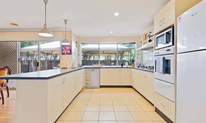 Tarneit Casa | Comfortable and Cozy Tarneit Large Family Home w/ BBQ