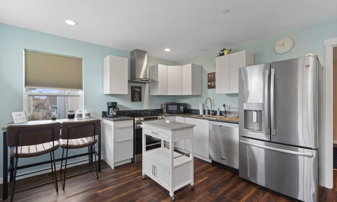 Old Town North Apartamento | Comfortable and fully loaded apartment walking distance to Old Town.