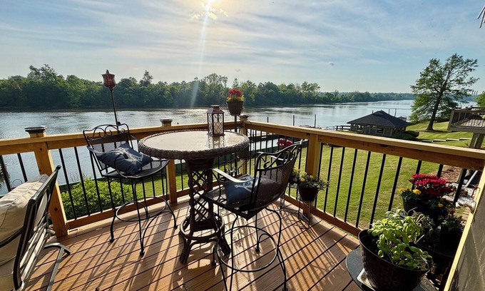 Industrial Casa | Comfortable and safe neighborhood Riverview Home. Close to Dozens of Restaurants