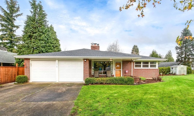 Northwest Vancouver Casa | Comfortable and Spacious Pet-Friendly Home W/Hot Tub