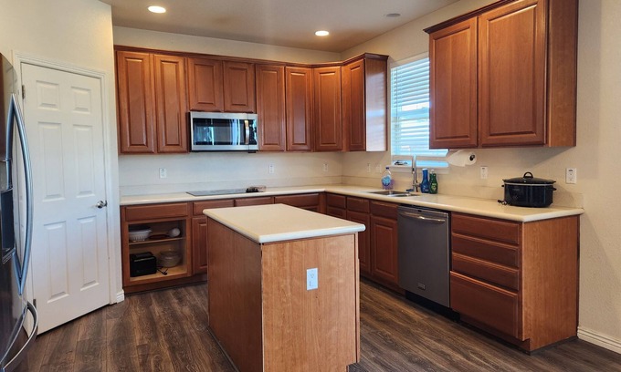 Aurora Villa | Comfortable and Spacious Stay in Aurora - 4 Bedrooms - Family & Work-Friendly