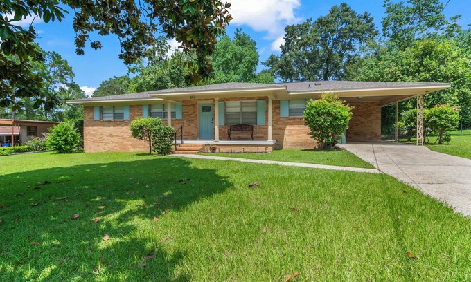 Dothan Casa | Comfortable and Spacious Home in Dothan w/4 TV's - Sunroom - 4 Beds - King Bed