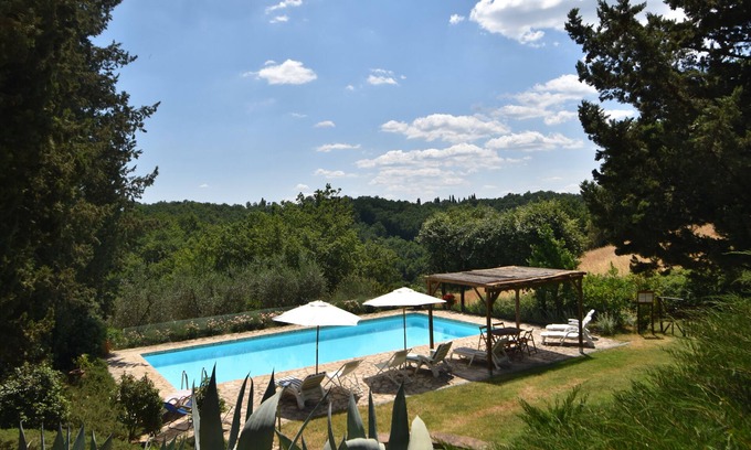 Monteriggioni Apartamento | Comfortable apartment in Villa, with courtyard, swimming pool and garden