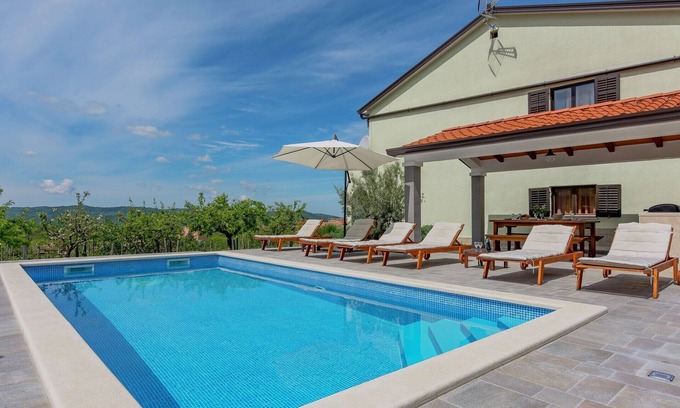 Cerovlje Apartamento | Cómodo apartamento en Cerovlje con piscina