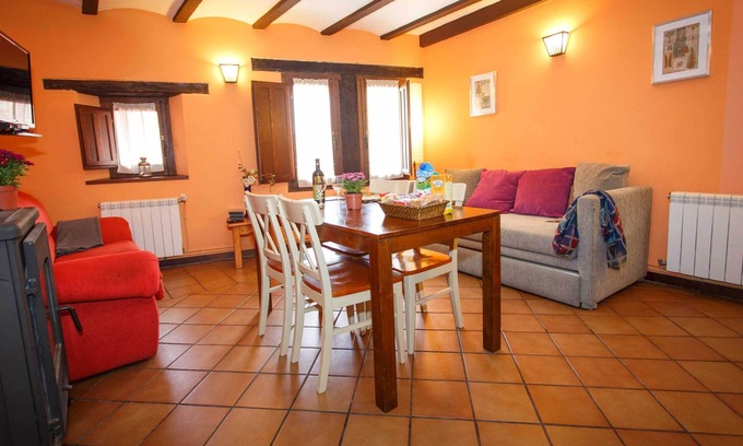 Robregordo Apartamento | Comodo apartamento de 1 dormitorio y sofa cama en planta baja con chimenea.
