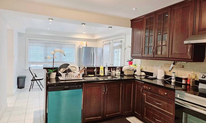 Willowdale Cama Y Desayuno | Comfortable Bedroom in central Yonge and Sheppard and North York Centre