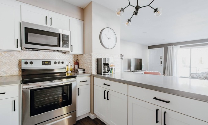 Renton Apartamento | Comfortable beds, convenient location. Welcome home.