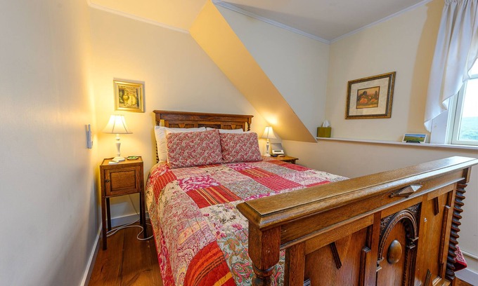 Stowe Cama Y Desayuno | Comfortable budget room with queen bed, a stunning view of Mount Mansfield, and all-glass shower stall with full service breakfast included
