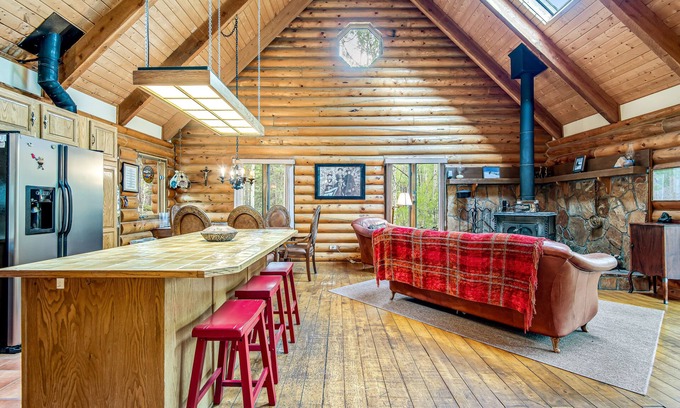 Divide Casa | Comfortable cabin home w/wood fireplace, mountain views, National Forest access