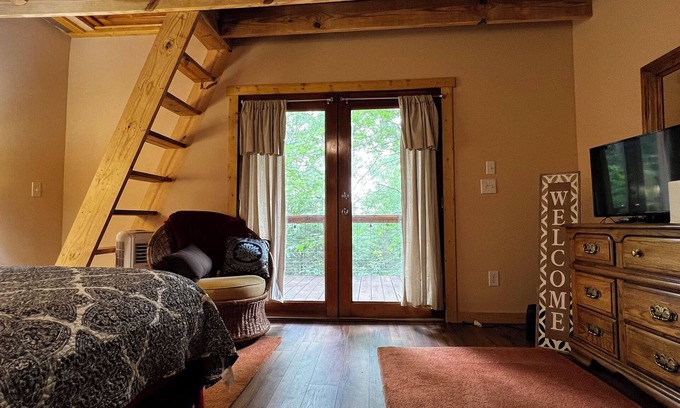 Mill Spring Cabina | Comfortable cabin in the mountains of North Carolina, located near TIEC.