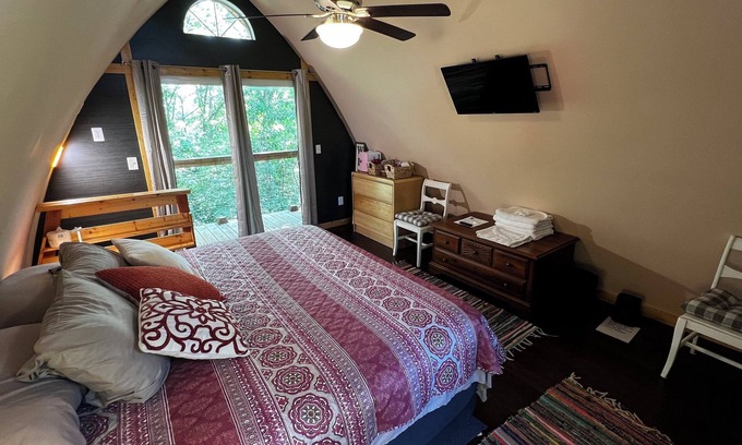 Mill Spring Cabina | Comfortable cabin in the mountains of North Carolina, located near TIEC.