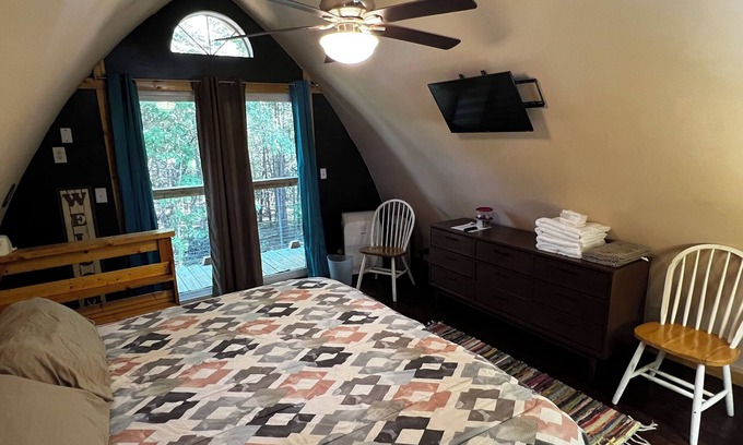 Mill Spring Cabina | Comfortable cabin in the mountains of North Carolina, located near TIEC.