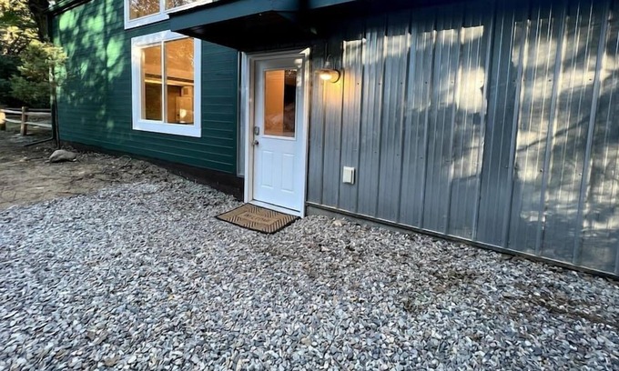 West Olive Cabina | Comfortable Cabin in Wooded Setting, Close to Lake