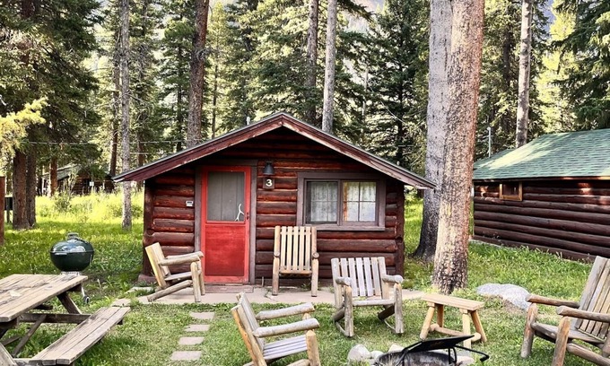Cooke City-Silver Gate Cabina | Comfortable Cabin next to Yellowstone National Park