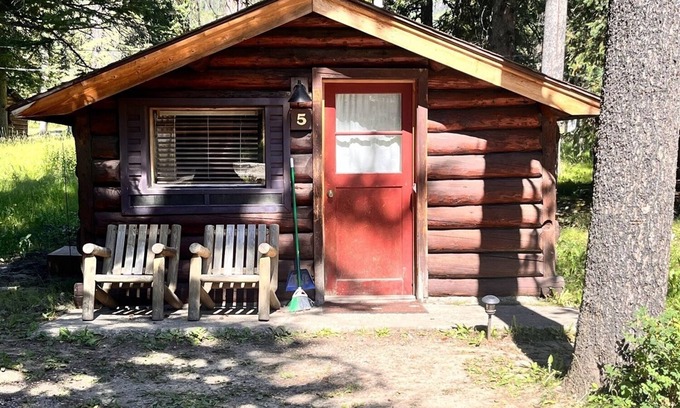 Cooke City-Silver Gate Cabina | Comfortable Cabin next to Yellowstone National Park