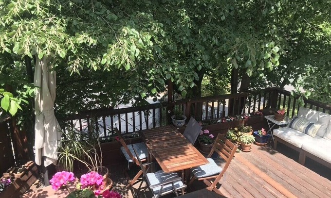 North Cambridge Apartamento | Comfortable Cambridge home with deck in walkable family neighborhood