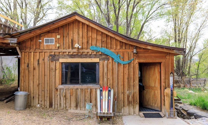 Taos Cabina | Comfortable Casita centrally located to the myriad of experiences here in Taos!