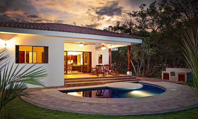 Playa Colorado Villa | Casita cómoda con una pequeña piscina - pasos de la playa, el restaurante y la rotura de la resaca