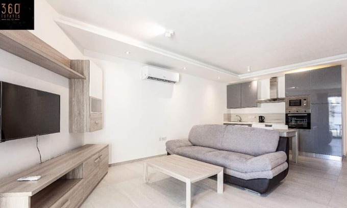 St. Andrew's Apartamento | Comfortable central 2BR just off St Julians + WIFI