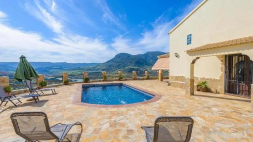 El Gastor Chalet De Esquí | Comfortable Chalet in El Gastor with Private Pool