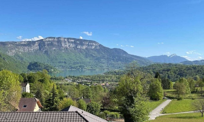 Nances Chalet De Esquí | Comfortable Chalet - View of Lake Aiguebelette