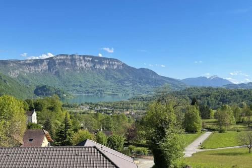 Nances Chalet De Esquí | Comfortable Chalet - View of Lake Aiguebelette