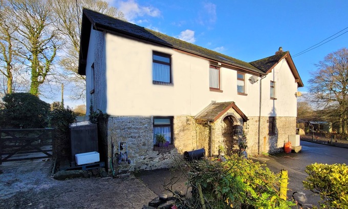 Narberth Cabaña | Comfortable character cottage with small garden on smallholding. Pets welcome.