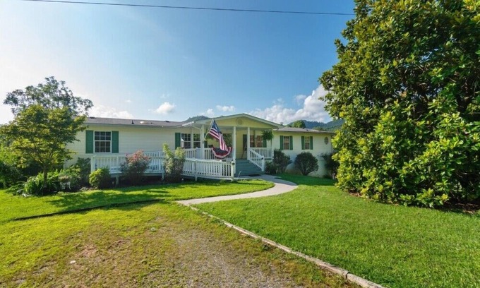 Robbinsville Casa | Comfortable, Charming and Spacious Home