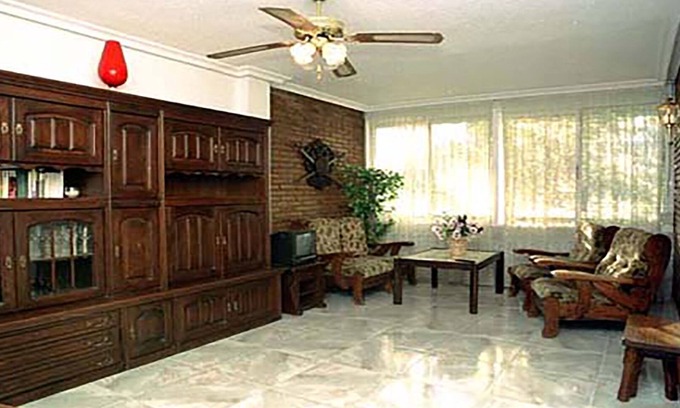Alicante Apartamento | Apartamento confortable y climatizado con tres dormitorios, rodeado de jardines.