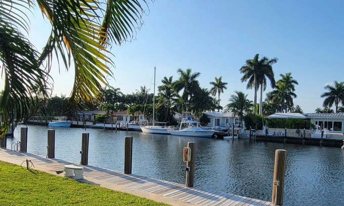 Harbor Village Condominio | Comfortable Condo with Pool & Fishing Dock – Walk to the Beach, No Car Needed!
