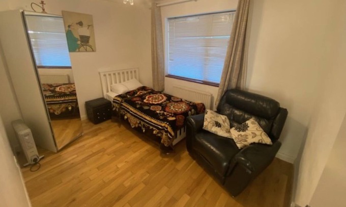 Edgware Apartamento | Comfortable Double Bedroom Shared - Garden View