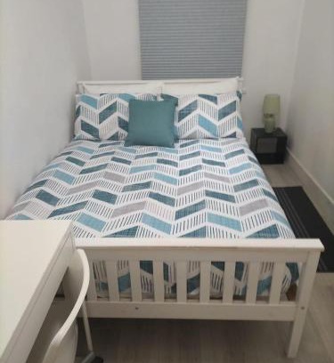Coventry Casa | Comfortable Double Bed Located near City Centre, suitable for Contractors Health Care Professionals or long business stays in Coventry or delightful holidays in Coventry or within the West Midlands area Free Wifi Tea and Coffee Provided