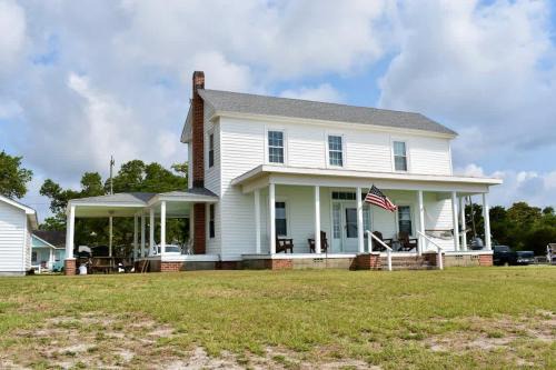Atlantic Casa | Comfortable Down East Waterfront Farmhouse