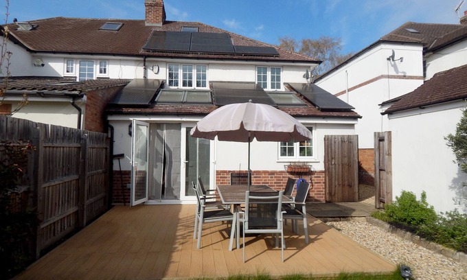 Girton Casa | Comfortable duluxe spacious house with lovely front and rear gardens