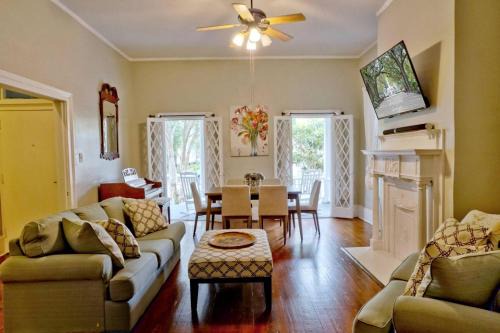 Historic Downtown Savannah Cama Y Desayuno | Comfortable Escape in Historic Downtown Savannah