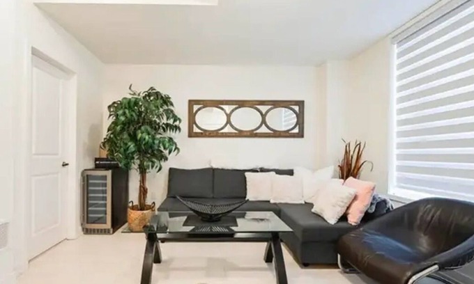 Oakville Casa | Comfortable Executive Townhome
