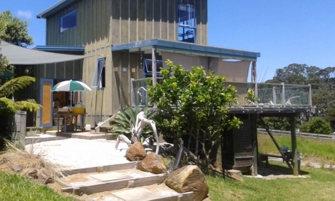 Great Barrier Island Casa | Cómodo bach familiar, cerca de la playa