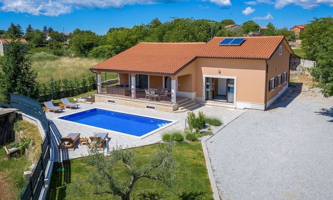 Tinjan Cabina | Confortable casa familiar con piscina privada, hidromasaje y sauna para 6 pax