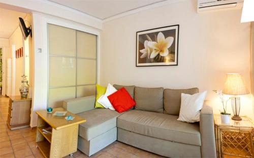 Vouliagmeni Apartamento | Comfortable garden Apt near Vouliagmeni beach