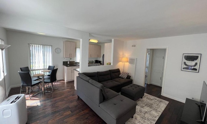 Norma Triangle Apartamento | Comfortable & Hip 1 Bedroom Apartment at Center of WeHo