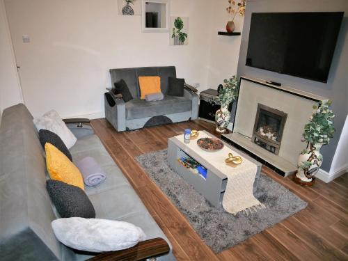 Bolton Casa | Comfortable Home From Home Bolton Central - Sleeps - 10