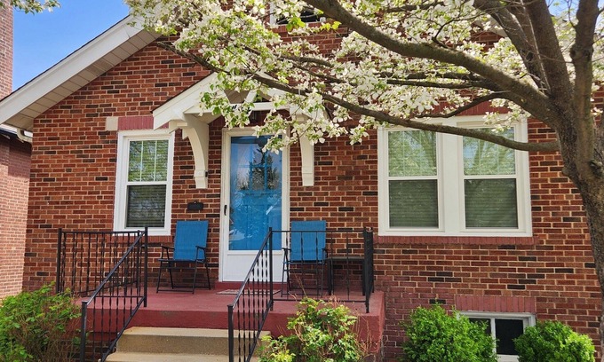 Lindenwood Park Casa | Comfortable home in lovely Lindenwood Park neighborhood with all the amenities.